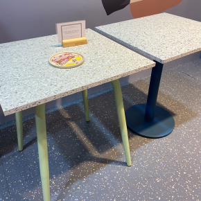 Table en Plastique Recyclé Vert - Pied Central Terracotta- 65x60